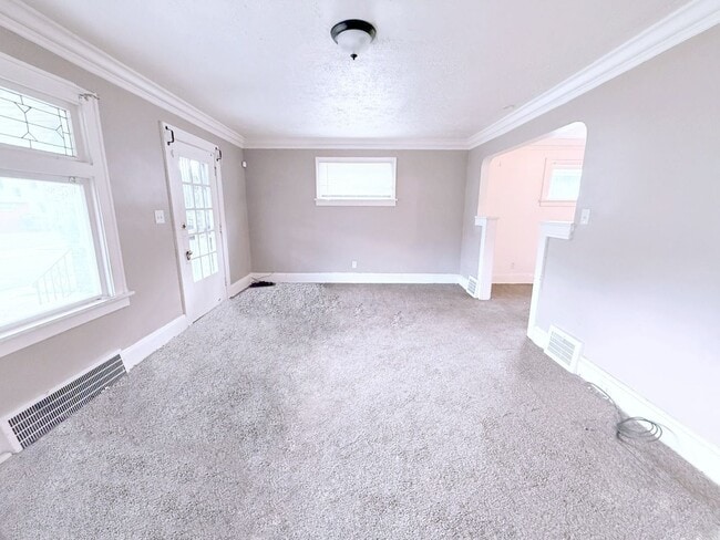 Building Photo - 3 BED 1 BATH BEAUTIFUL SINGLE FAMILY HOME