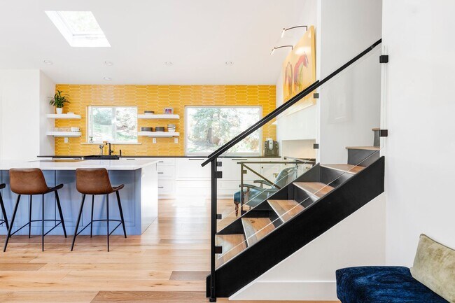 Building Photo - Modern 2 BDR Retreat: Serene Backyard