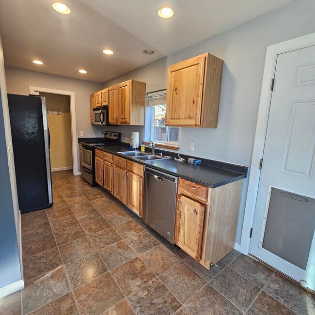 Building Photo - Charming 1-Bedroom Home with Spacious Backyard, 2 car garage & Modern Amenities – Pet Friendly!