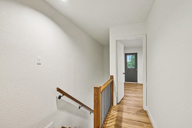 Building Photo - 2101 Mistletoe Ave