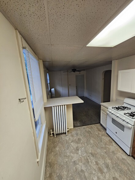 Kitchen - 545 S Douglas Ave