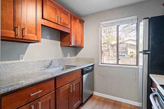 Building Photo - Well-maintained 2-bdrm/1-bath unit in tri-plex—On-site laundry, off-street parking, storage