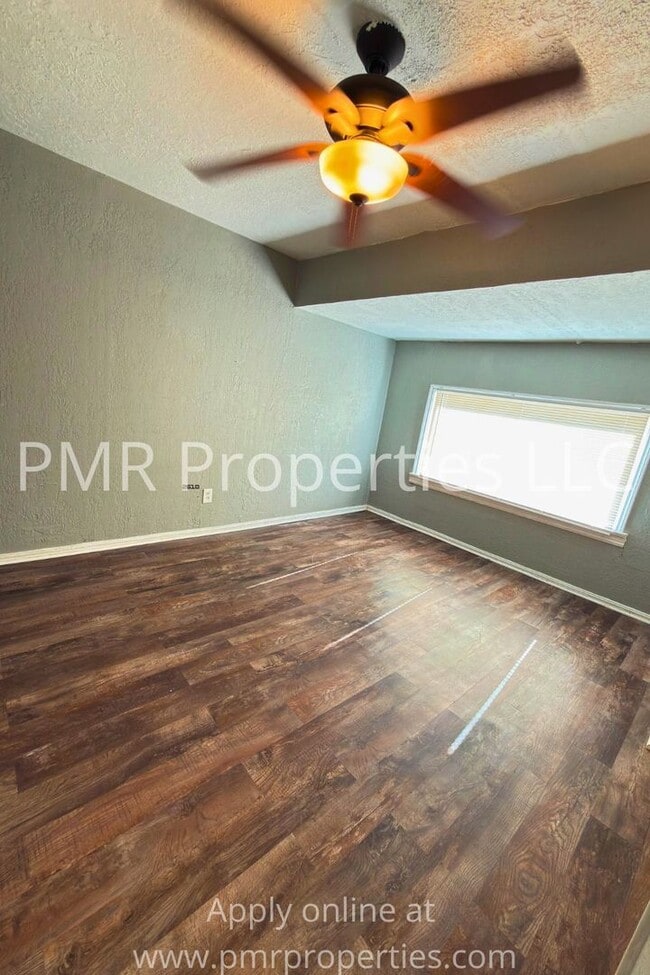 Building Photo - 4 Bedroom/ 1 Bathroom House