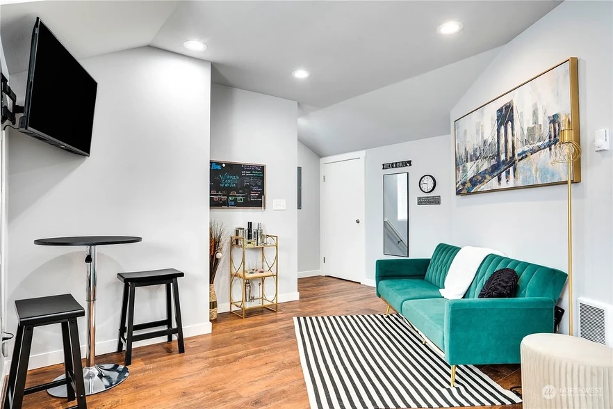 Building Photo - 640 N Anderson St