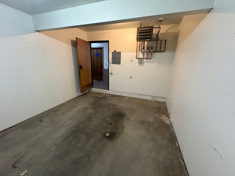 Garage - 160 Syracuse Ct