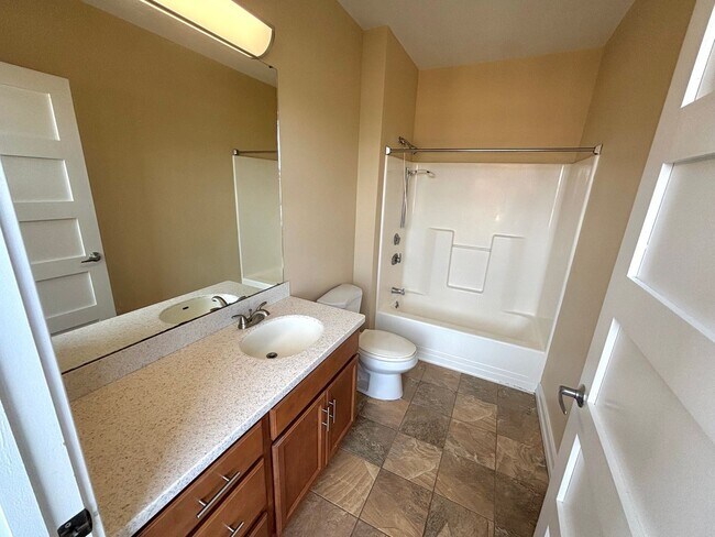 Building Photo - Downtown Luxury Condo in a Newly Renovated...