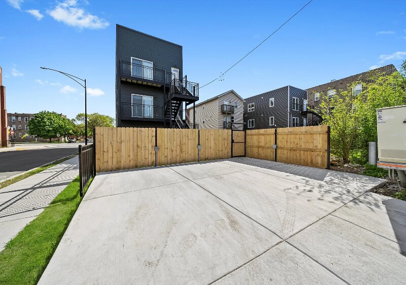 Building Photo - 2700 W Jackson Blvd