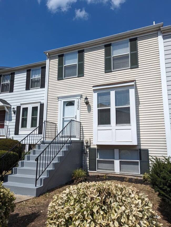 Building Photo - 3 level townhouse in established Frederick neighborhood available now!