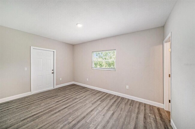 Building Photo - 11911 Pine Forest Dr