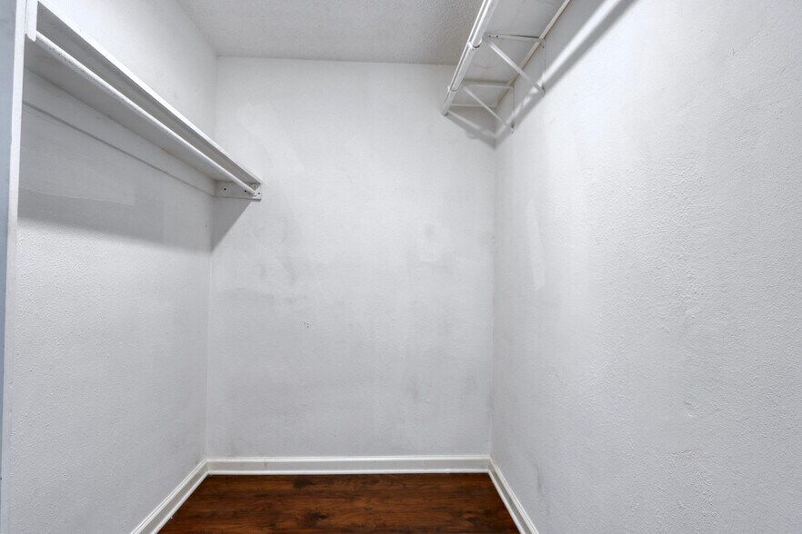 Building Photo - 711 Harbour Town Dr