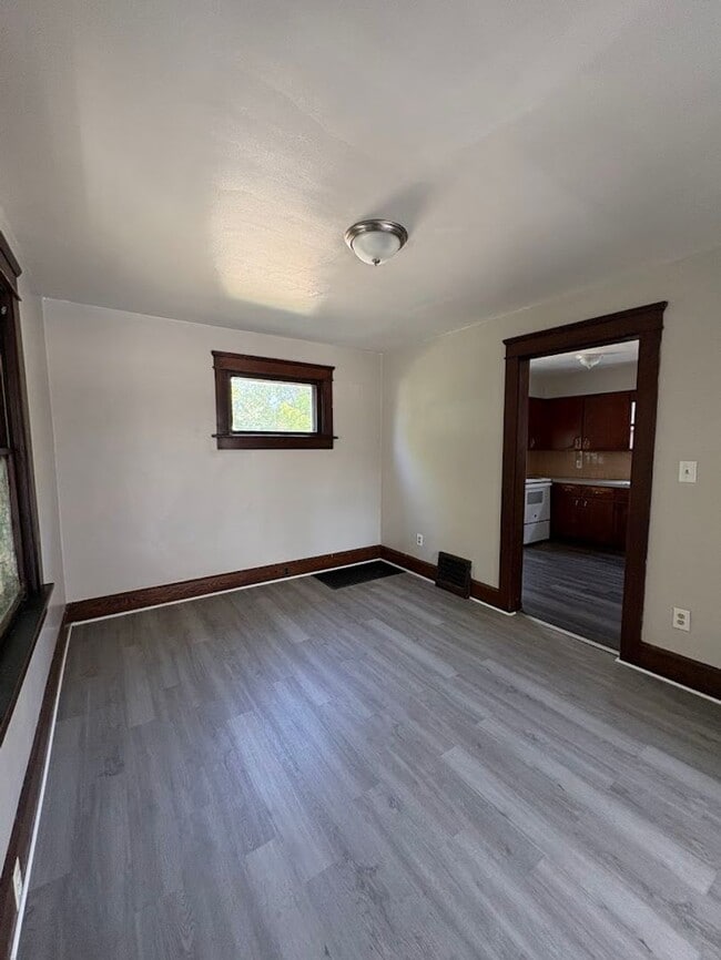 Building Photo - Three bedroom one bathroom home for rent