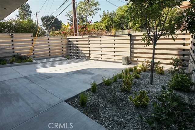 Building Photo - 929 E 68th St