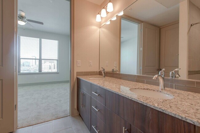Building Photo - Downtown & $0 Deposits!