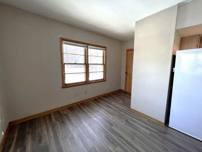 Building Photo - Cute 1 bed 1 bath @633 Walnut St in Iowa C...
