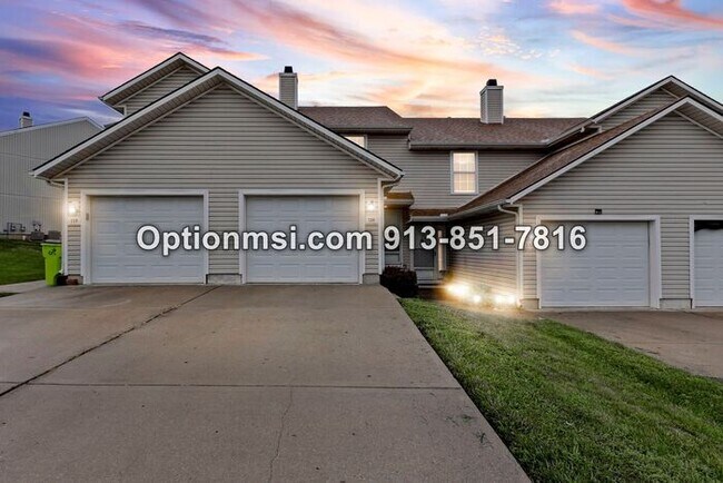 Building Photo - Beautifully updated