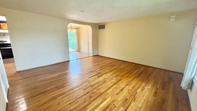 Building Photo - 1/2 Month Free - Charming Single-Level Home with Spacious Yard & Easy Portland Access