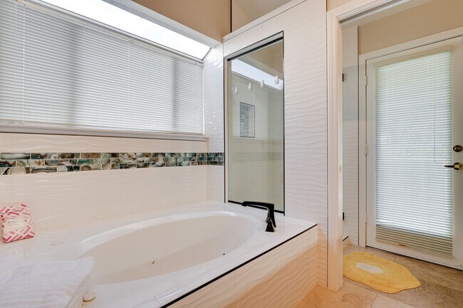 Building Photo - Beautiful Single Story Home !
