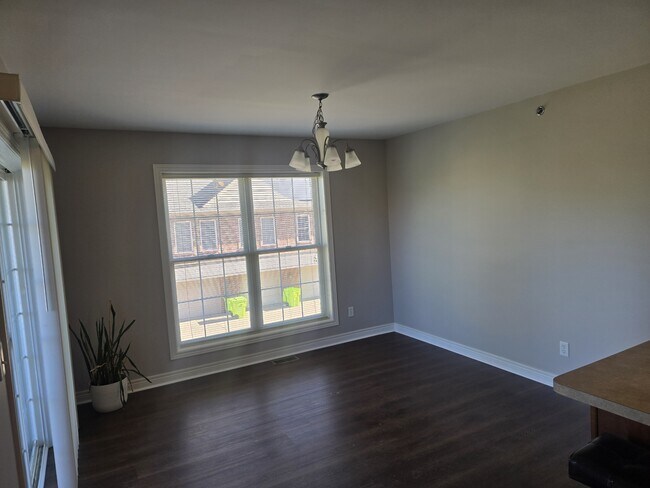 Building Photo - 5675 Hampshire Ln