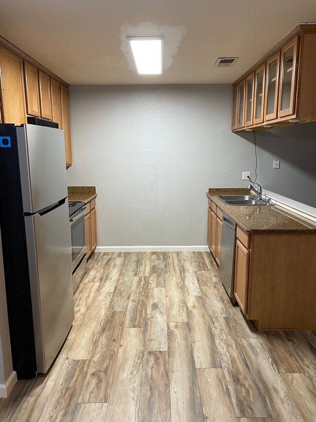 Building Photo - Cozy 3-Bedroom Condo with Washer/Dryer and...