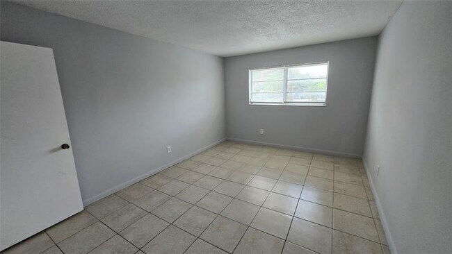 Building Photo - 15221 NE 6th Ave