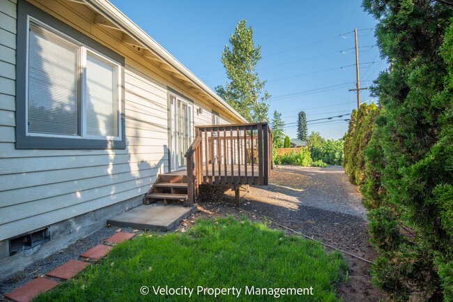 Building Photo - Single Level Home with Fresh Paint and Flo...