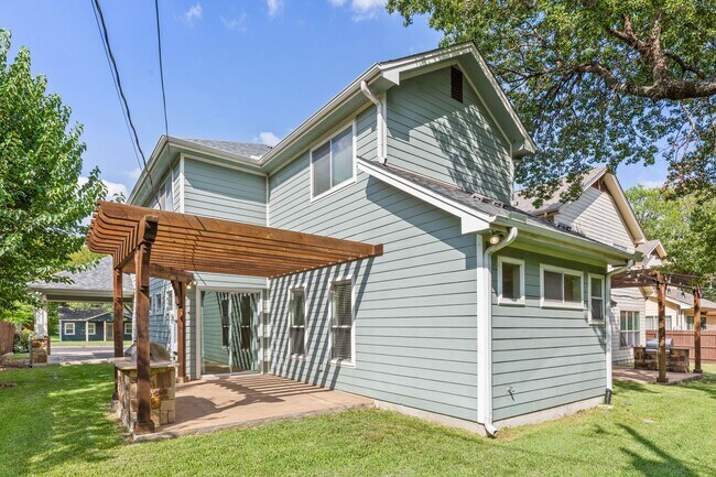 Building Photo - 401 Zennia St