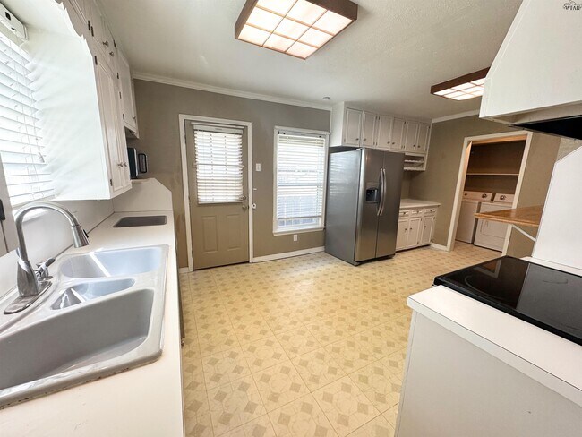 Building Photo - 3200 Glenwood Ave