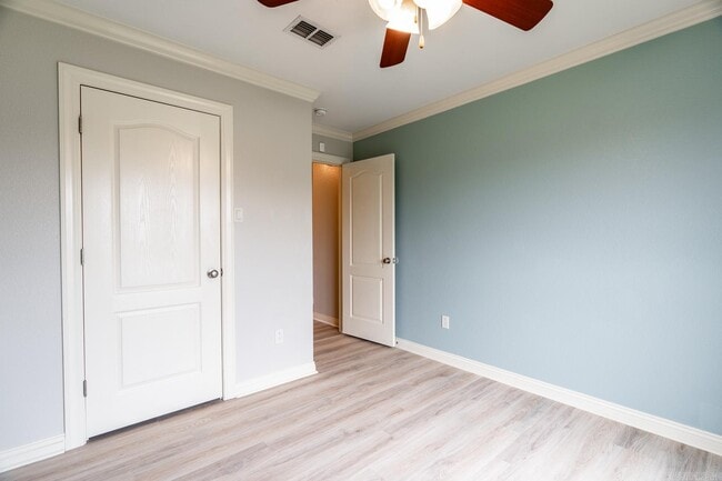 Building Photo - 2423 Palisade Dr