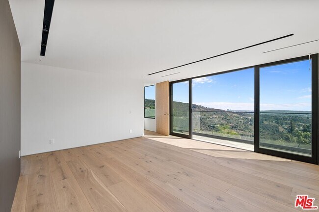 Building Photo - 2501 Banyan Dr