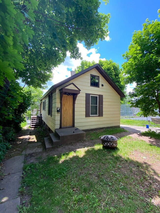 Building Photo - 920.5 E. 5th Street- Charming Cottage