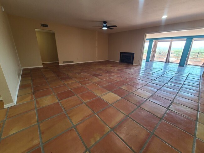 Building Photo - Beautiful 3bedroom 2 bathroom