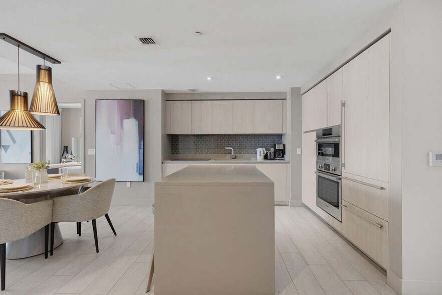 Building Photo - 4010 S Ocean Dr