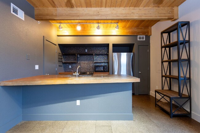 Building Photo - Hip Loft Living in Prospect!