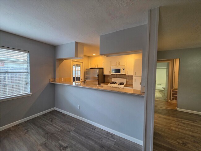 Building Photo - 1015 Western Hills Dr
