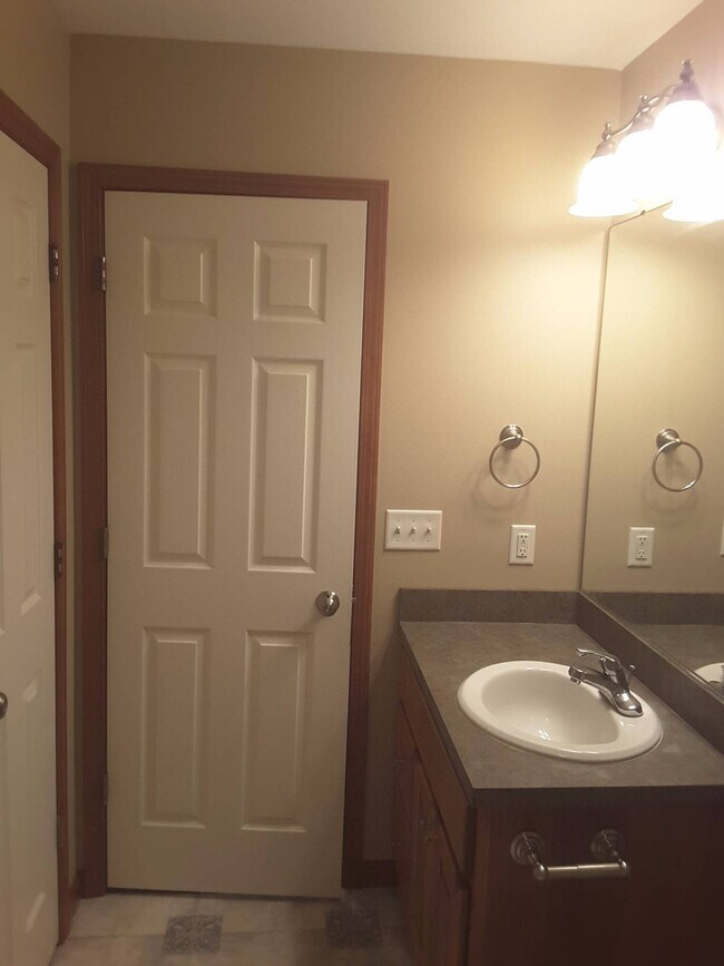 Building Photo - Beautiful 3 Bedroom 2 Bath Home in Elkhart!