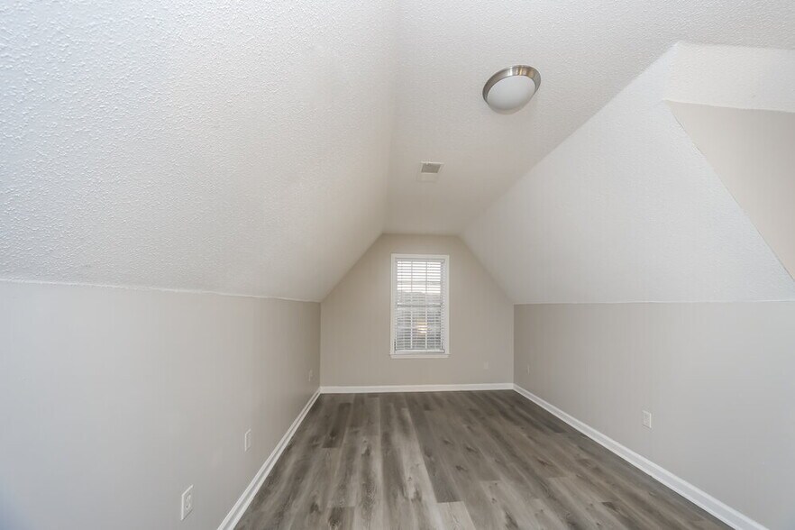 Building Photo - 6164 Kingsview Dr