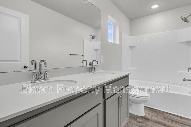 Building Photo - 450 Carrara Dr
