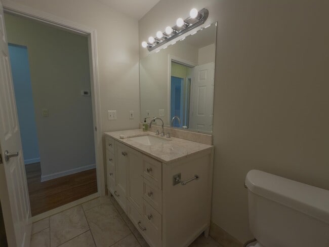 Building Photo - Move-In Ready Ranch Condo with Basement & Prime Location