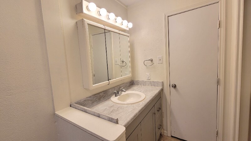 Building Photo - 2100 Hill Top Ct