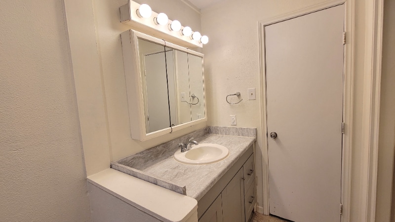 Building Photo - 2100 Hill Top Ct