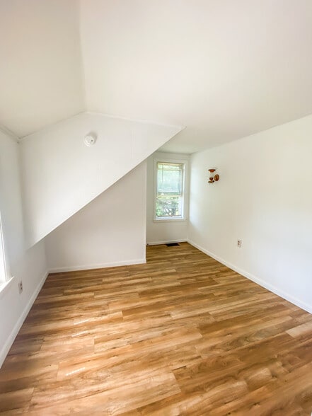 Building Photo - 8 Howe St