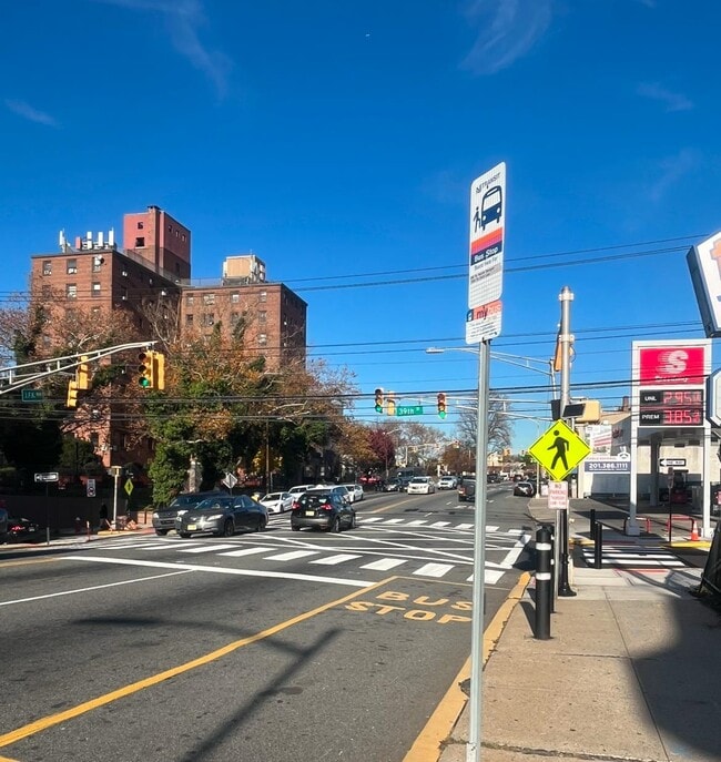 Building Photo - 653 39th St