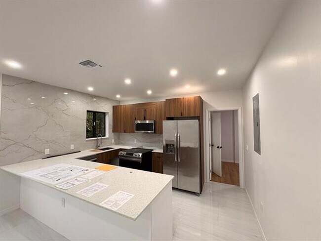 Building Photo - 1721 SW 12th St