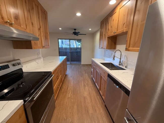 Building Photo - Completely Remodeled 2 bedroom condo in Tu...