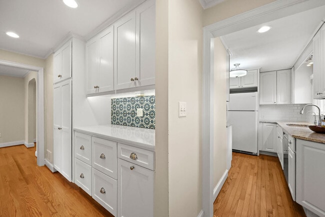 Building Photo - 15 Arapahoe Rd