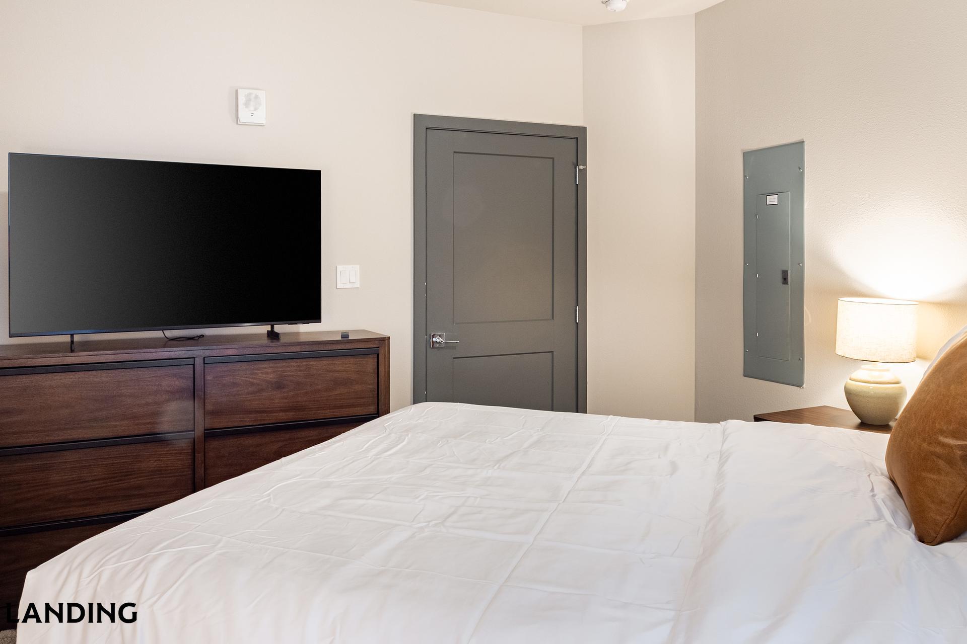 Building Photo - 415 E 2nd St S