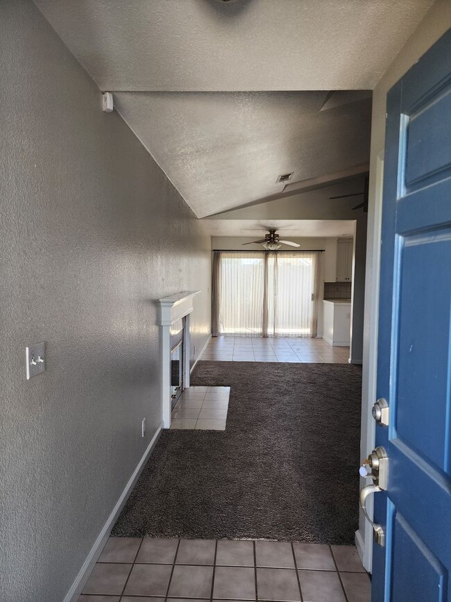 Building Photo - 3 Bedroom 2 Bath in HOA Community with Com...