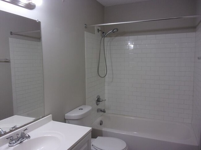 Building Photo - Recently Renovated 2 Bedroom 1 1/2 Bath To...