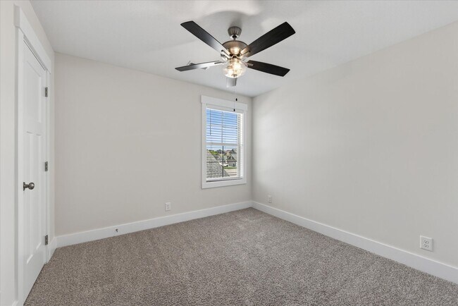 Building Photo - 393 Frontier Dr