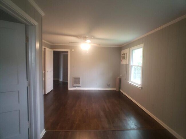 Building Photo - 810 E Vine St